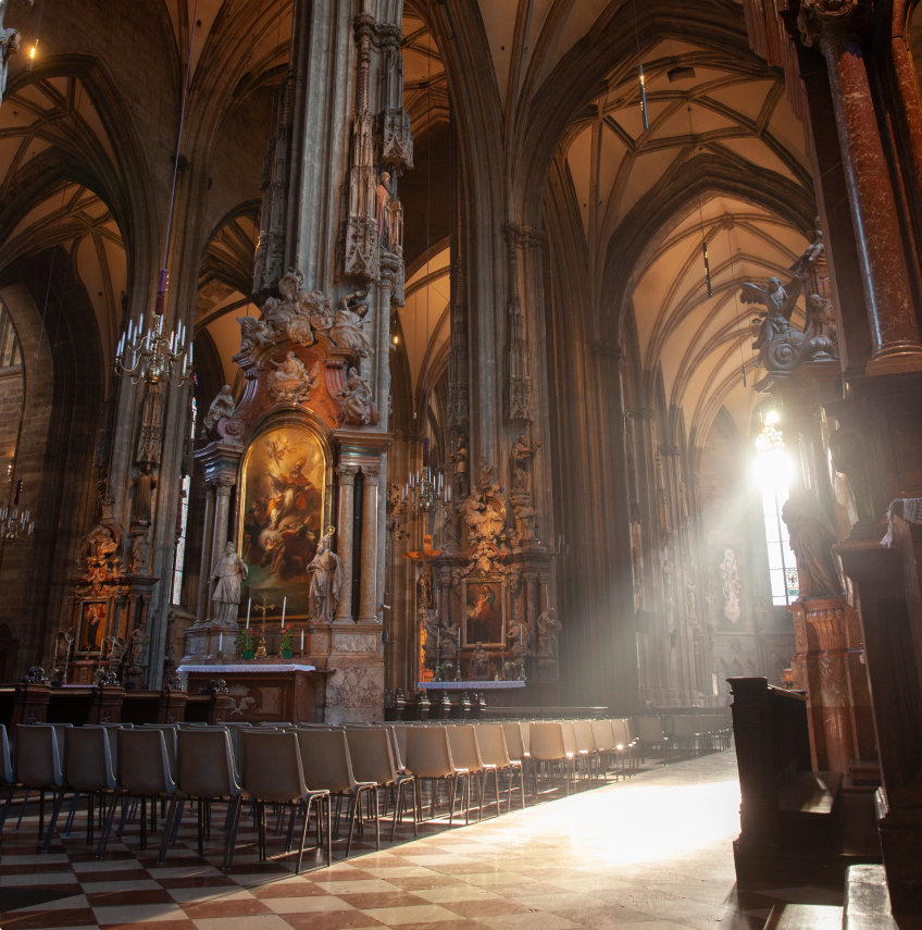 Südliches Seitenschiff von Stephansdom im Morgenlicht