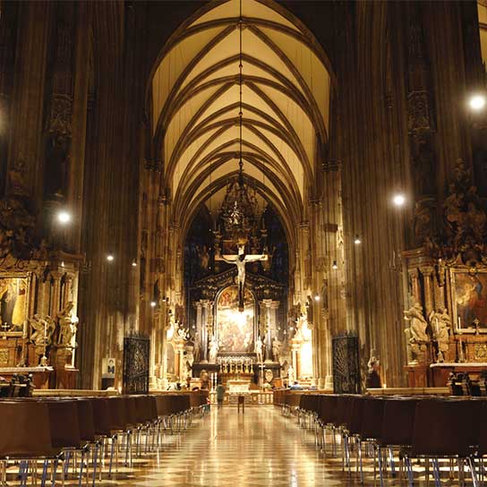 Mittelgang und Hauptaltar im Stephansdom