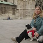 Mag. Barbara Suchanek und Hund am Stephansplatz