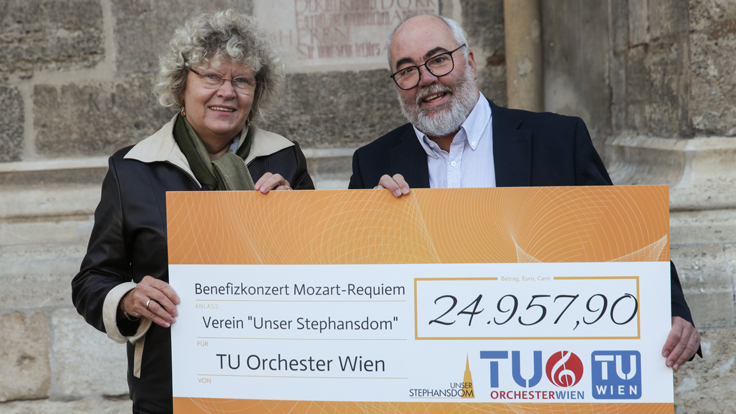 Die Rektorin der Technischen Universität, Sabine Seidler, und Vorstandsmitglied des Vereins, Erich Ehn bei der Scheckübergabe für das TU-Benefizkonzert