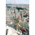 Vereinszeitung Unser Stephansdom 138, Dezember 2022, Titel: Jubiläumsausgabe, Die Krönung des Südturms - Kreuzspitze während dem Abbau mit Blick über Wien